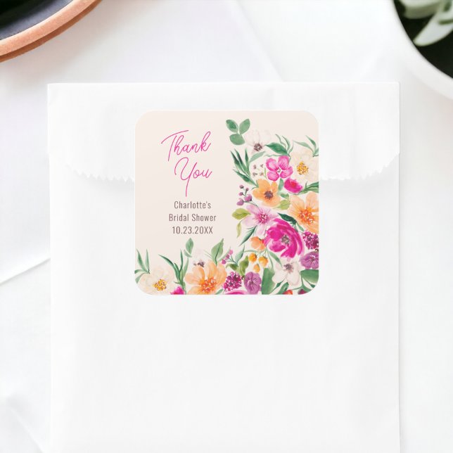 Adesivo Quadrado Chuva de noiva com flores silvestres brilhantes e  (Bright bold wild flowers script bridal shower square sticker on ivory)