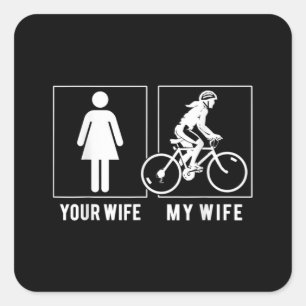 ADESIVO QUADRADO CICLO ENGRAÇADO - SUA ESPOSA - MEU CICLISTA DE MU