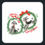 Adesivo Quadrado Codificação de Poodles de Natal Retro Adorável Per<br><div class="desc">Divertimento Bonito Adorável Retraindo Poodles De Natal Eram Autocolantes. Duas Cinzas adoráveis/Poodles Negros! Cada Poodle está vestindo uma coleira vermelha com um sino nela, e está enquadrada com uma bonito Fera de Natal Holly e um design de texto de Natal Feliz. Adicione texto personalizado em qualquer área branca, se desejar,...</div>