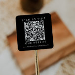 Adesivo Quadrado Código QR do Site de Casamento de Negócios Chic Bl<br><div class="desc">Este adesivo de código quadrado de código qr do chic black business ou site de casamento é perfeito para um dono de uma pequena empresa ou para um casamento. A simples design escura apresenta uma tipografia clássica minimalista a preto e branco, com um toque na moda sofisticado. Personalizável em qualquer...</div>