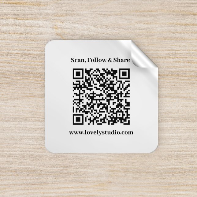 Adesivo Quadrado Código QR e personalize seus autocolantes de texto (#zazzlemade #QRcode #addqrcode #CustomQRCode #template #customtext #blackandwhite #modern)