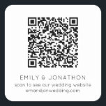 Adesivo Quadrado Código QR Nomes de Sites de Casamento Preto<br><div class="desc">Nomes de Sites de Casamento de Código QR em Preto e Branco. O texto pode ser facilmente personalizado. Você também pode alterar o plano de fundo e as cores do texto para combinar com o tema do casamento, se desejar, por meio da opção Personalizar Mais. Seu código QR será gerado...</div>