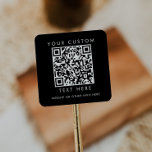 Adesivo Quadrado Código QR Personalizado para Pequenas Empresas Pre<br><div class="desc">Este adesivo quadrado de código QR personalizado de pequenas empresas preto chic é perfeito para um proprietário de pequenas empresas. A simples design escura apresenta uma tipografia clássica minimalista a preto e branco,  com um toque na moda sofisticado. Personalizável em qualquer cor.</div>