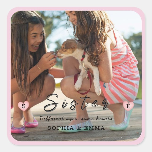 Adesivo Quadrado Colagem de Fotos de Irmãs – Idades Diferentes, Mes (Frente)