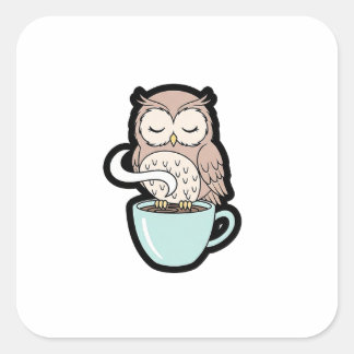 Adesivo Quadrado Coruja Sonolenta no Café – Ilustração Fofo e Aconc