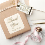 Adesivo Quadrado Creme Elegante e Dourado Obrigado Favor do Casamen<br><div class="desc">Vestido de casamento.</div>
