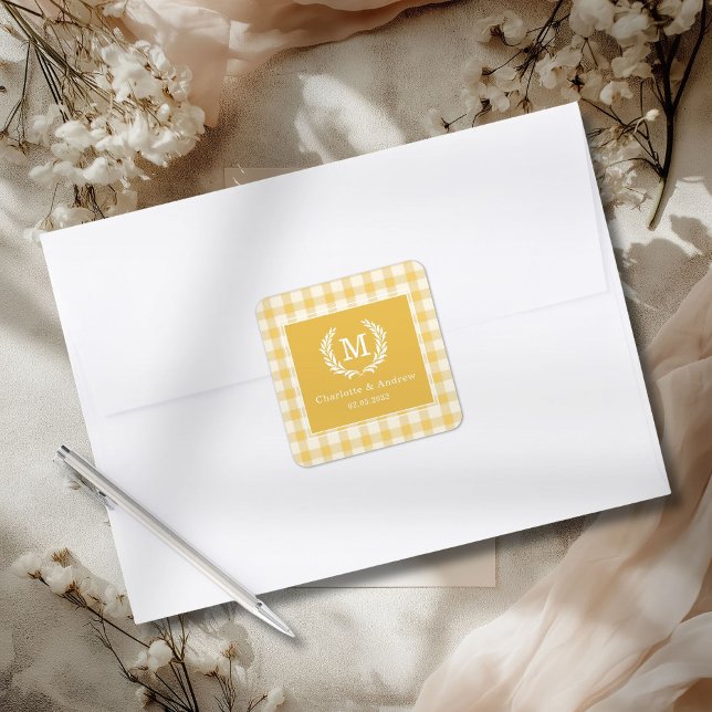 Adesivo Quadrado Crista de Monograma Xadrez Amarelo Personalizado (Yellow Gingham Monogram Crest Custom Square Sticker)