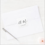 Adesivo Quadrado Data de Casamento Personalizada de Script Monogram<br><div class="desc">Elevem seus detalhes de casamento com o adesivo personalizado de data de casamento do Monograma Minimalista. Este adesivo elegante e personalizado adiciona um toque de sofisticação à sua papelaria de casamento, permitindo que você mostre seu monograma e data de casamento de uma forma simples, mas impactante. O adesivo apresenta um...</div>