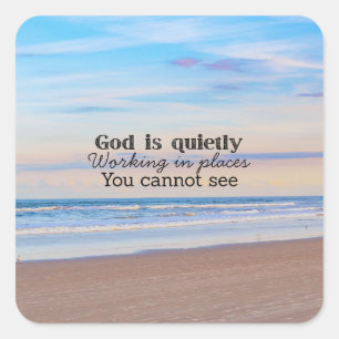 Adesivo Quadrado Deus está trabalhando tipografia cristã Bíblico