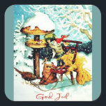 Adesivo Quadrado "Deus Jul!" Nisse Alimenta Pequenas Aves<br><div class="desc">Imagem da placa de Vintage do Gnome (Nisse,  Tomte) colocando semente de pássaros em um alimentador de pássaros alto.</div>