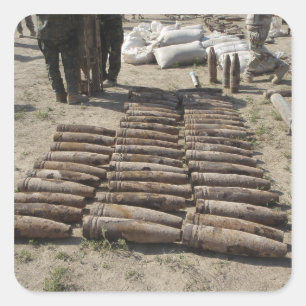 Adesivo Quadrado Dispositivos explosivos são identificados e invent