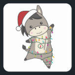 Adesivo Quadrado Donkey Christmas Donkeys Animais de inverno<br><div class="desc">O burro para o Natal com luzes de fada. Animais engraçados com presentes e neve até as férias. Também é engraçado para o Natal em julho. Os burros são animais doces e perfeitos para o Natal.</div>