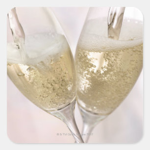 Adesivo Quadrado Duas flautas de champanhe que estão sendo enchida