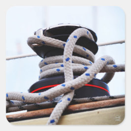 Adesivo Quadrado Een zeiljacht close up van een lier op een boot.