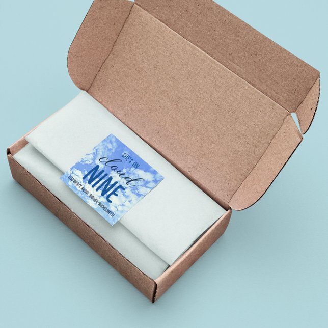 Adesivo Quadrado Ela está na Nuvem Nove! Chá de panela/Bachelorette (Criador carregado)