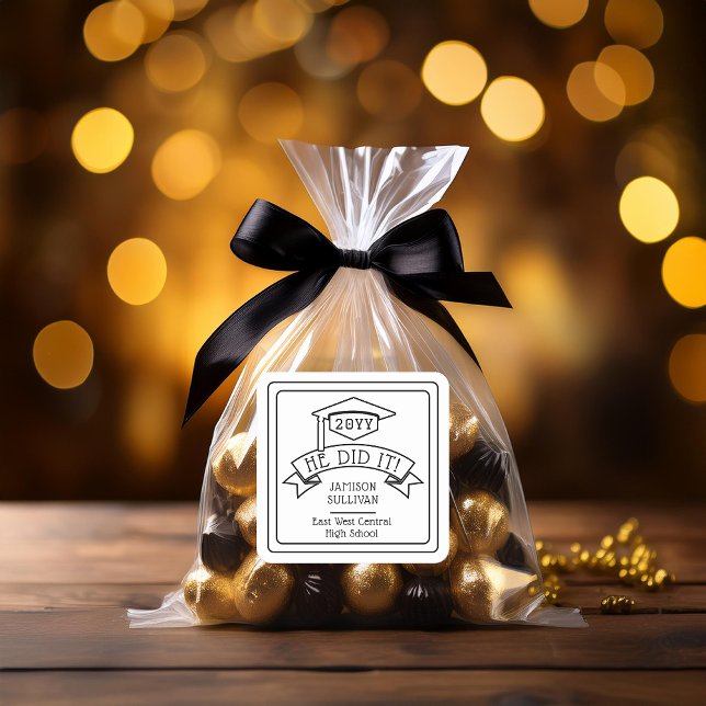 Adesivo Quadrado Ele Formando O Nome Da Graduação Do Boné | Escola (Black and White Grad Cap "He Did It!" Graduation Name and Class Year School Square Favor Sticker)