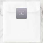 Adesivo Quadrado Elegante Cartão de Agradecimento Lavanda<br><div class="desc">Este adesivo de casamento apresenta um design minimalista com um fundo gradiente que transita de lavanda claro para escuro, criando uma estética suave e elegante. A composição centralizada destaca a tipografia serifada em negrito para os nomes "Amanda & Jordan", conectados por um e comercial estiloso, enquanto a frase "obrigado" é...</div>