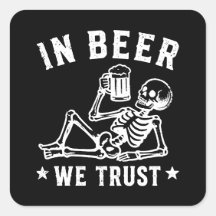 Em cerveja nós confiamos esqueleto relaxando Beer