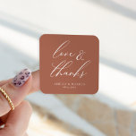 Adesivo Quadrado Escrito Elegante moderno Terracotta Amor e Obrigad<br><div class="desc">Esta bela design faz parte de uma coleção inteira! Misture e combine cores e uva seus hóspedes com estes designs lindos e clássicos.</div>
