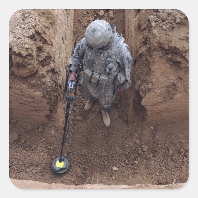 Adesivo Quadrado Especialista procura um cache de armas (Frente)