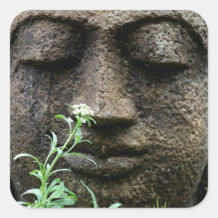 Adesivo Quadrado Estátua de jardim de pedra com flor