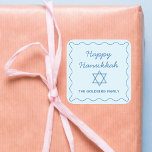 Adesivo Quadrado Estrela Judaica Personalizada Blue Happy Hanukkah<br><div class="desc">Adicione um toque pessoal e atencioso aos seus presentes de Chanucá com estes adesivos personalizados elegantes. Apresentando uma borda ondulada e azul, saudação "Feliz Chanucá", e uma Estrela de David, esses adesivos são uma bela maneira de celebrar a temporada de férias. Personalize-os com seu nome de família para obter um...</div>
