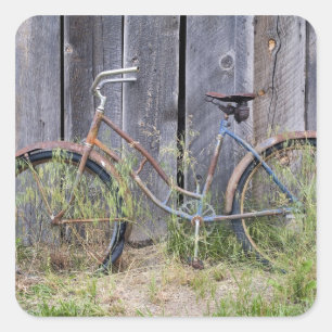 Adesivo Quadrado EUA, Oregon, Bend. Uma bicicleta velha em ruínas