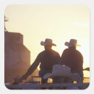 Adesivo Quadrado EUA, Wyoming, Pine Bluffs. Dois homens apertam