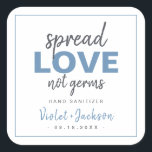 Adesivo Quadrado Favor de Casamento de Amor com Espalhamento Minima<br><div class="desc">Os adesivos modernos para o sanitizer de casamentos apresentam um roteiro ousado e violento, espalhado pelo amor não por germes design com nome de casal e data em carvão preto, branco e azul, simples e na moda. Ver todas as peças correspondentes na coleção</div>