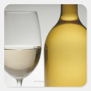 Adesivo Quadrado Feche acima do vidro do vinho branco e da garrafa