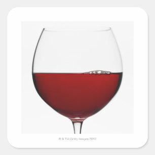 Adesivo Quadrado Feche acima do vidro do vinho tinto no branco