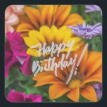 Adesivo Quadrado Feliz Aniversário Vibrante Flores Coloridas da pri<br><div class="desc">Feliz aniversário personaliza o nome das flores de primavera,  azul,  vermelha,  amarela,  verde e violeta.</div>
