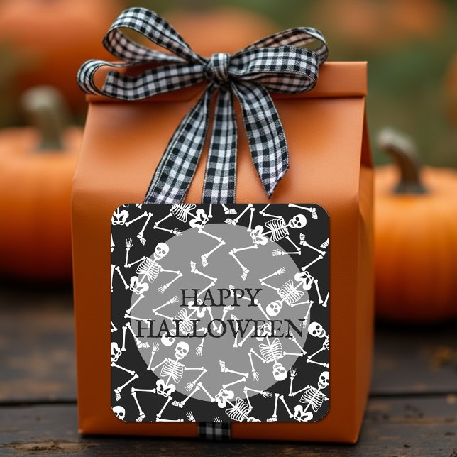 Adesivo Quadrado Feliz Halloween Dancing Skeletons (Happy Halloween wording and dancing skeletons on black square labels)