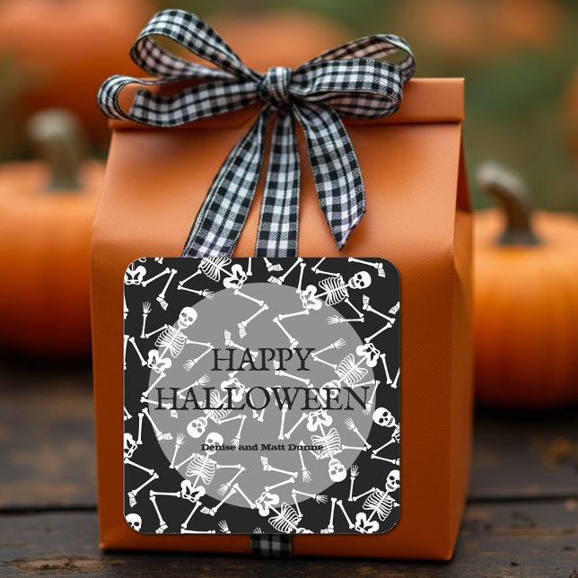 Adesivo Quadrado Feliz Halloween Dancing Skeletons (Skeletons on black personalized square stickers feature the wording BONE APPÉTIT)