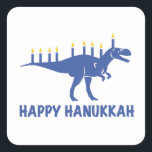 Adesivo Quadrado Feliz Hanukkah Dinossaur Menorah Candle<br><div class="desc">Chanucá,  Chanukkah,  ou Channukah,  este design faz um presente perfeito para qualquer um que celebra e participa em Chanucá e tem interesse nas tradições judaicas. Engraçado Dinossauro Feliz design de Chanucá com Menorah Candles faz um presente excelente neste Chanukah.</div>