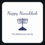 Adesivo Quadrado Feliz Hanukkah Menorah Simple<br><div class="desc">Um adesivo feliz do Natal Azul de Hanukkah,  com uma simples design de menorah azul e tipografia de script. Com a inscrição personalizável azul,  você pode adicionar suas próprias informações. Uma forma festiva de celebrar com amigos e entes queridos.</div>