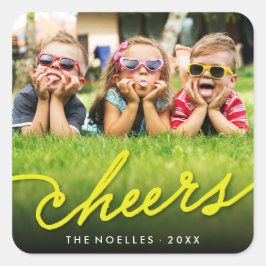 Adesivo Quadrado Feriado de Fotografia de Script de Cheers Amarelos