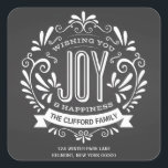 ADESIVO QUADRADO FERIDAY CHRISTMAS JOY CHALKBOARD ENDEREÇADORES<br><div class="desc">DESEJOY: Enfeites de natal brilhante e alegre, ao estilo chalkboard redondo, com faixa retrorreflectora, tipografia branca e preta, e espirais de rico. Personalize este adesivo SQUARE de feriado decorativo como uma etiqueta de endereço de retorno com seu nome de família ou mensagem personalizada. Condecoração perfeita para selar todos os envelopes...</div>