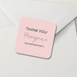 Adesivo Quadrado Festa de aniversário Cor-de-rosa-rosa Muito Obriga<br><div class="desc">Adicione um toque encantador aos seus favoritos para festas com a nossa Festa de aniversário Blush Pink Cute Obrigado Classic Round Sticker. Apresentando um delicioso fundo cor-de-rosa e uma letra lúdica, esses adesivos são perfeitos para expressar gratidão aos seus convidados. Use-os para selar envelopes, decorar sacos de presentes, ou adicione...</div>