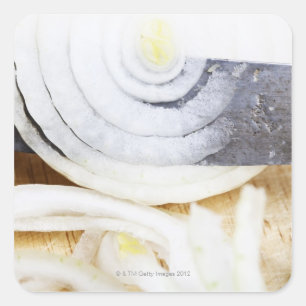 Adesivo Quadrado fim-acima de uma cebola, sendo cortado em fatias