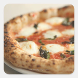 Adesivo Quadrado Fim-acima de uma torta de pizza inteira