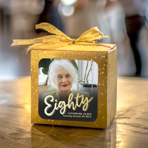 Adesivo Quadrado Fim de aniversário de 80 anos de um roteiro colori