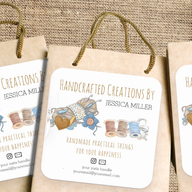 Adesivo Quadrado Fios e costuros de criações artesanais (Handcrafted Creations packaging label with social media and email icons)