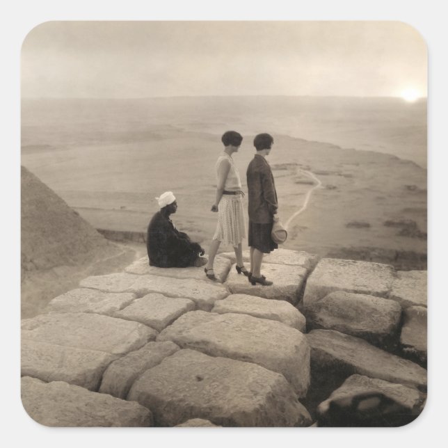 Adesivo Quadrado Flapper Girls Sunrise na Pirâmide Khufu, Egito 192 (Frente)