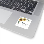 Adesivo Quadrado Floresta Floral Greenery Sunflower Wedom - Casamen<br><div class="desc">Crie um moderno obrigado Floral de Girassol, você favorece o adesivo com este modelo giro com um belo buquê floral rústico, folhas de efeito de ouro geométrico, com a moderna tipografia simples. DICA: Cartões de suíte de casamento iguais, como RSVP, programas de casamento, banners, tapeçarias, etiquetas de presentes, placas e...</div>