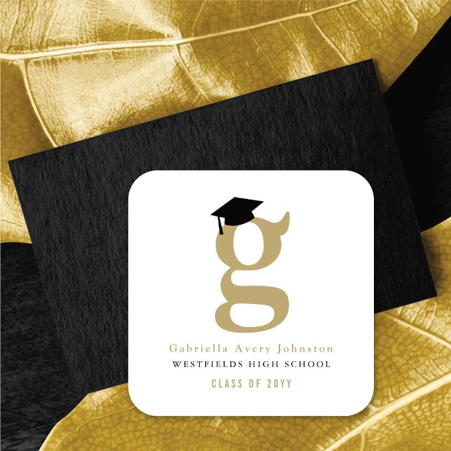 Adesivo Quadrado Formando Clássico Simples Monograma Boné de format (Simple Classic Grad Monogram Modern Graduation Cap Classic Square Sticker @ zazzle.com/color_therapy)