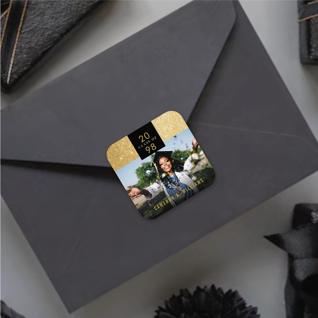 Adesivo Quadrado Foto de Graduação Moderna com Glitter Dourado na m (Stylish Chic Faux Gold Glitter Modern Graduation Photo Square Party Favor Sticker / Envelope Seal)