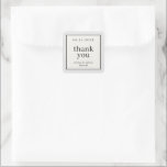 Adesivo Quadrado Fronteira Neutra Simples Favor de Casamento<br><div class="desc">Faça uma declaração de elegância subestimada com este simples e baseado em texto,  favor de casamento,  obrigado seu rótulo adesivo com uma sutil borda de preto e cinza em naves neutras. Use a opção personalização para mudar as cores e as fontes para se adequar ao seu tema de casamento.</div>