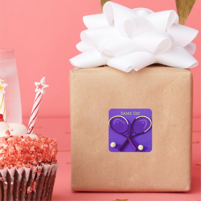 Adesivo Quadrado "Game On" Rackets Roxos e Bolas Tênis (Festa)