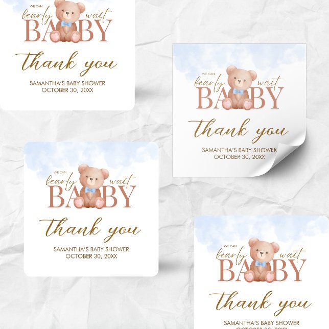 Adesivo Quadrado Garoto, Podemos Ampliar Chá de fraldas De Espera (Blue We Can Bearly Wait Bear Baby Shower Sticker)